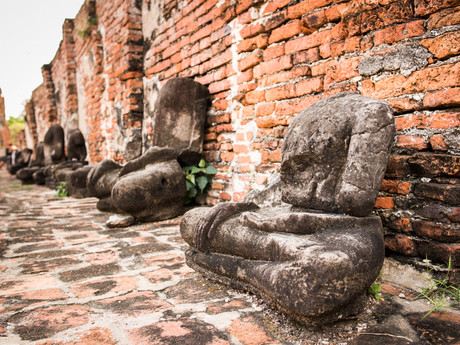 bezhlavé sochy Buddhy