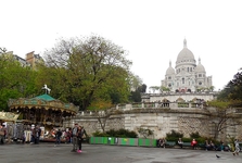 Montmartre (v pozadí bazilika Sacré-Coeur)   