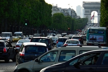 Champs-Élysées - v pozadí Vítězný oblouk  