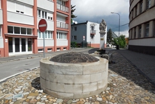 městská studna a socha Sedmibolestné Panny Marie