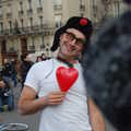 Pouličný zabávač v Paríži bol naozaj úžasný