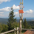 turistický smerovník na poľskej strane, hneď pri horskej chate 