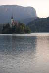 kostel uprostřed jezera