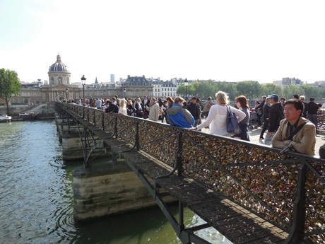 Most umění (Pont des Arts) - v pozadí Francouzský institut