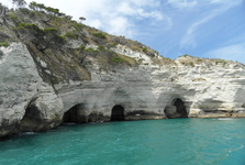 jeskyně vymleté do pobřežních útesů
