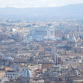 výhled z kupole baziliky, v pozadí památník Viktora Emanuela II.